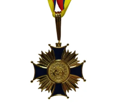 Premio al liderazgo en investigación y ciencias de la salud otorgado al Dr. Julio Alonzo en Bogotá, 2017
