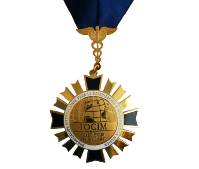 Medalla a la Excelencia Profesional otorgada al Dr. Julio Alonzo en Panamá, 2017
