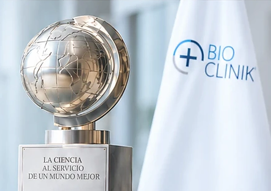 Galardón de reconocimiento del Dr. Julio Alonzo y +Bio Clinik