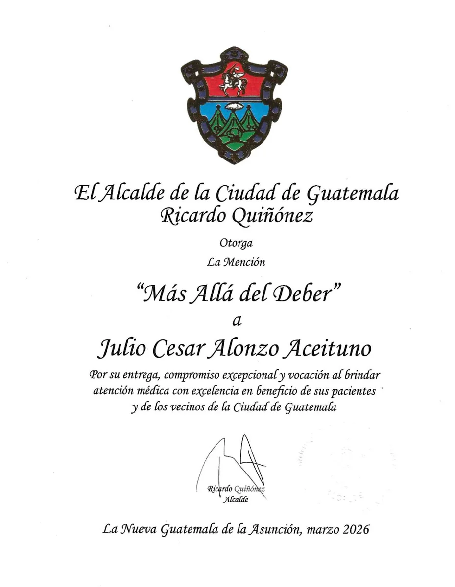 Diploma Más allá del deber otorgado al Dr. Julio César Alonzo Aceituno por la Municipalidad de Guatemala