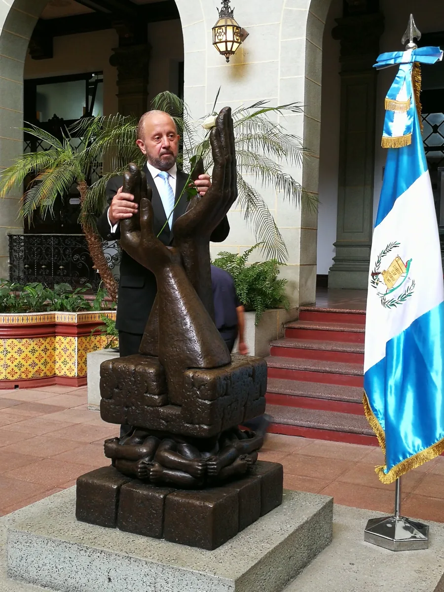 Dr. Julio Alonzo durante el Cambio de la Rosa de la Paz en el Palacio Nacional de la Cultura de Guatemala