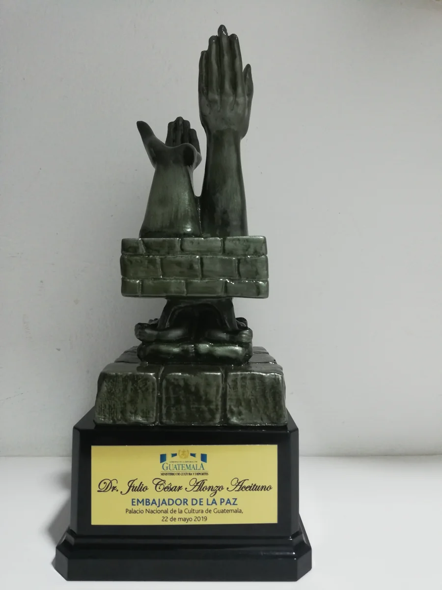 Estatuilla Embajador de la Paz otorgada al Dr. Julio César Alonzo Aceituno en Guatemala, 2019