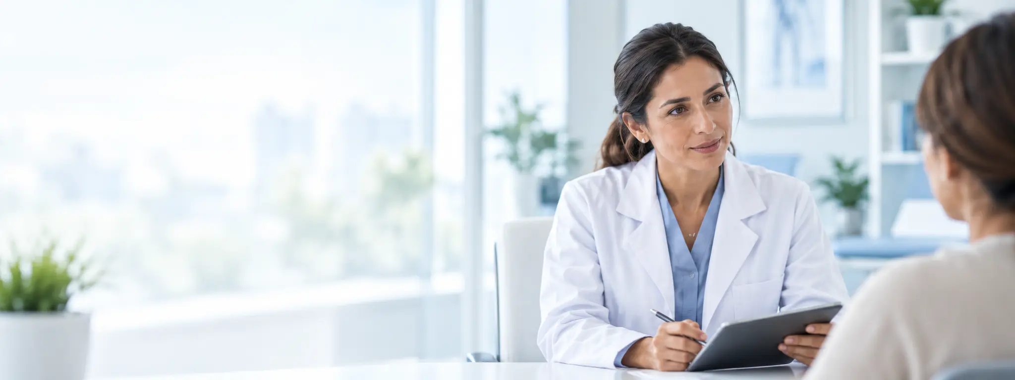 Médica latina atendiendo personalmente a una paciente en +Bio Clinik