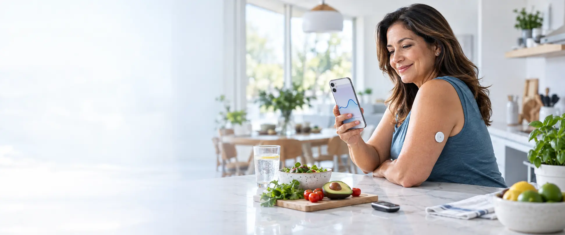 Mujer monitorea su glucosa con un sensor y su teléfono durante sus actividades cotidianas